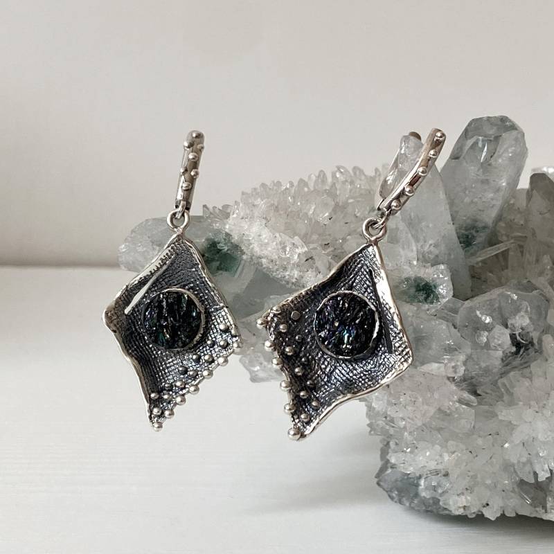 Abstrakte Raute Ohrringe Mit Granulation, Sterling Silber Carborundum Stein Für Frauen Rohedelstein Textur Baumeln von ShahinianJewelry
