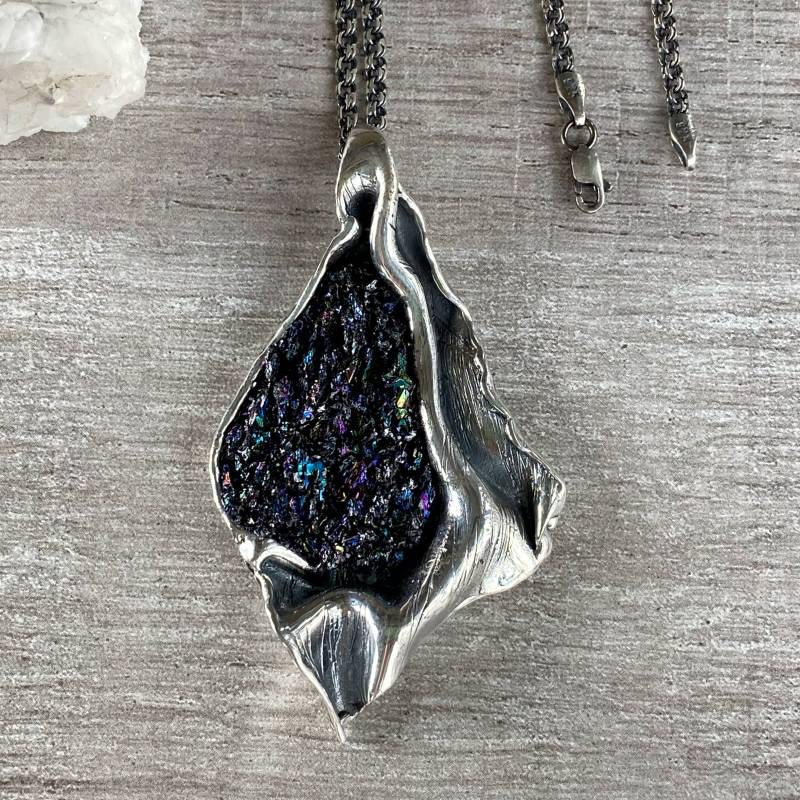 Handgemachter Abstrakter Carborundum Kristall Anhänger, Sterling Silber Freeform Schwarzer Druzy Anhänger Für Frauen, Rohkristall von ShahinianJewelry