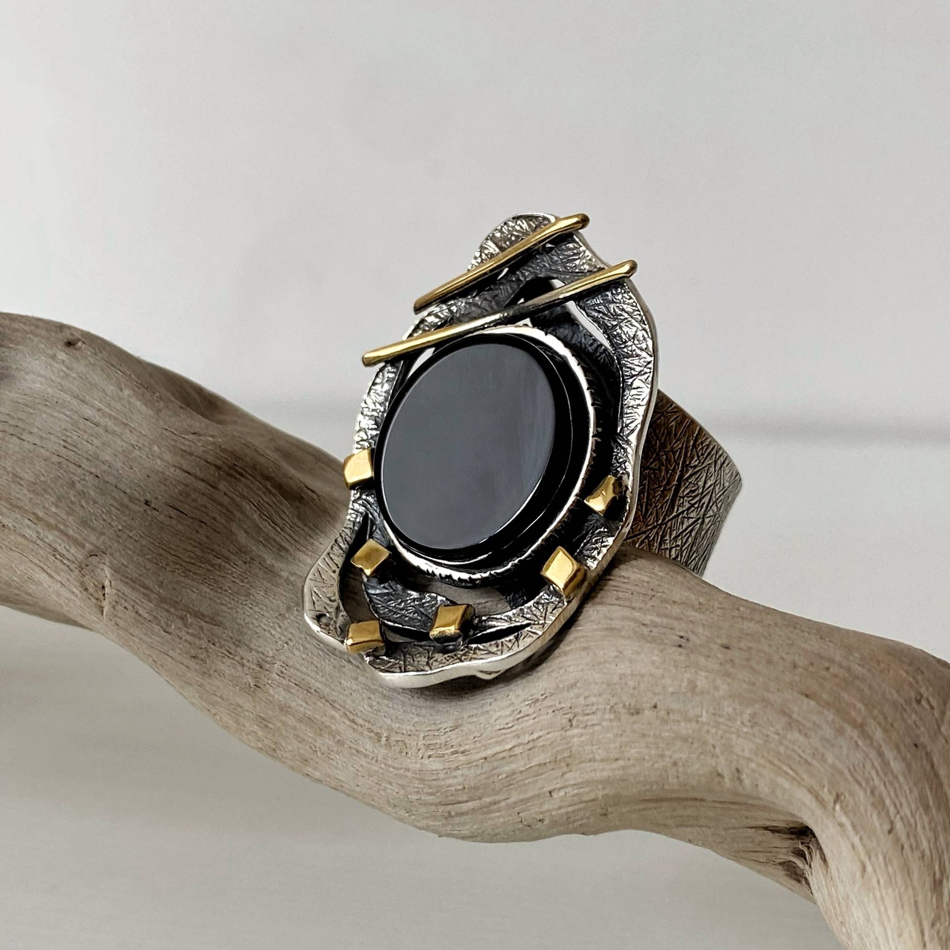 Runder Schwarzer Onyx Ring Sterling Silber Und 24 K Vergoldet, Edelstein Für Frauen, Strukturiertes Band, Abstrakter Aus Armenien von ShahinianJewelry