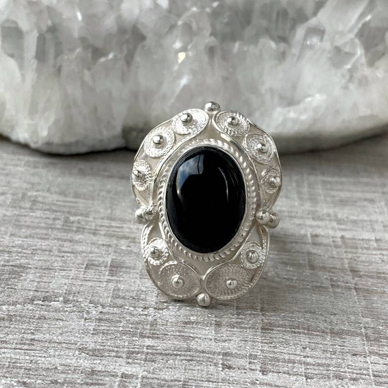 Schwarzer Stein Obsidian Ring Damen Sterling Silber Verstellbar Vintage Stil Hergestellt in Armenien von ShahinianJewelry