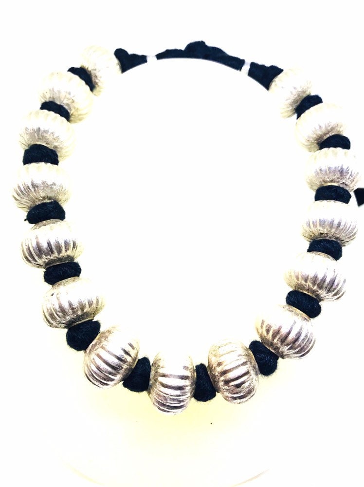 Antik, Ethnisch, Stammes-, Sterlingsilber 925. Seidenschnur, Perlenketten. Verstellbare Länge von ShailJewels