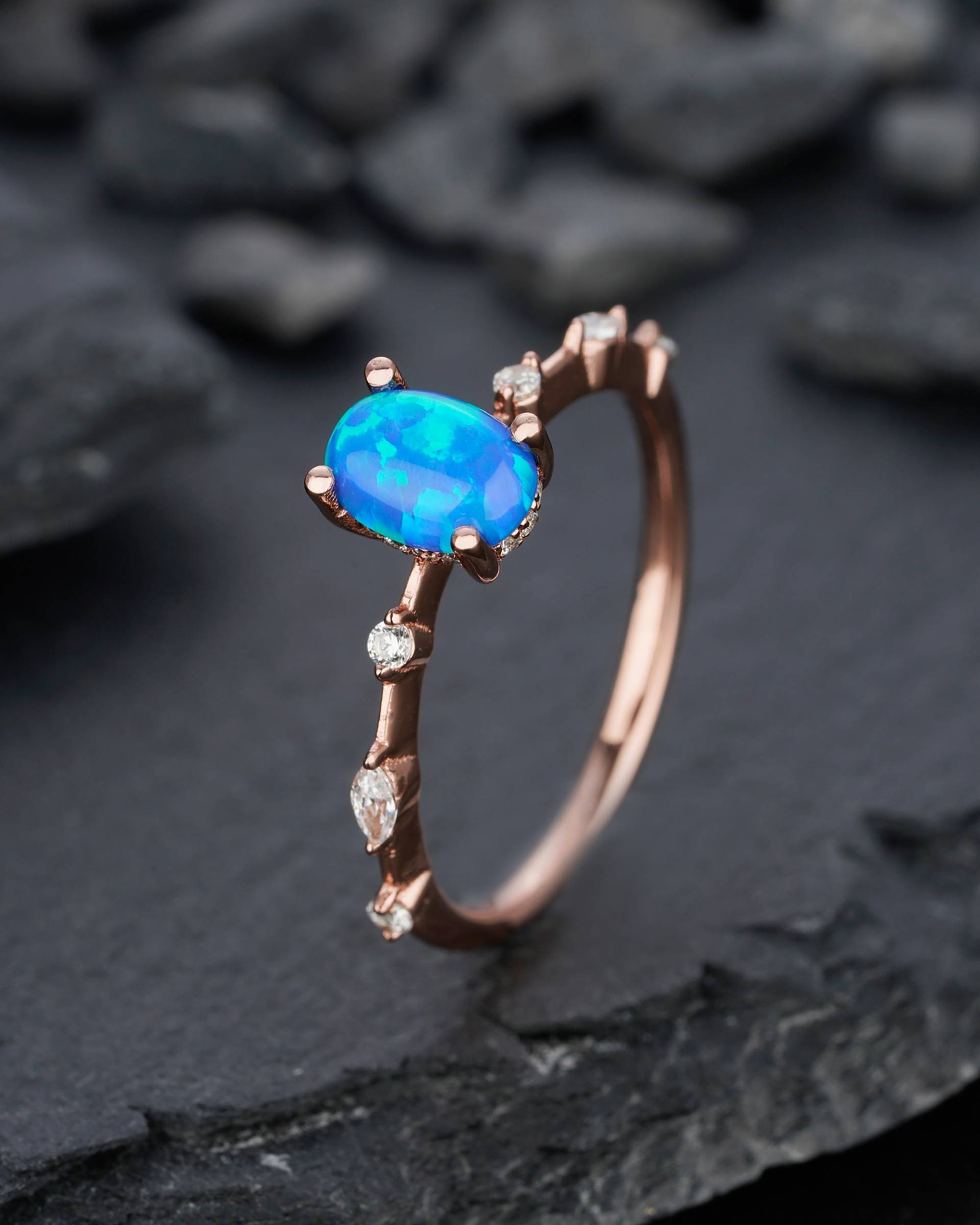 Einzigartiger Blauer Feuer Opal Verlobungsring 14K Rose Gold/Silber Oval Cut Hidden Halo Jahrestag Versprechen Ehering Bedeutungsvolles Geschenk von ShainGem