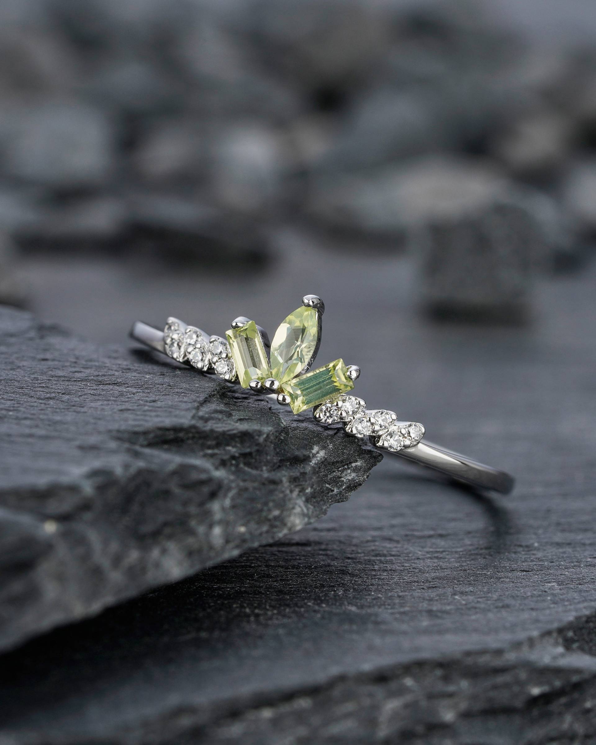 Einzigartiger Marquise Peridot Cluster Ehering, Baguette Schliff Versprechen Matching Band, Stapelbarer Weißgold Jahrestag Verstärker Ring von ShainGem