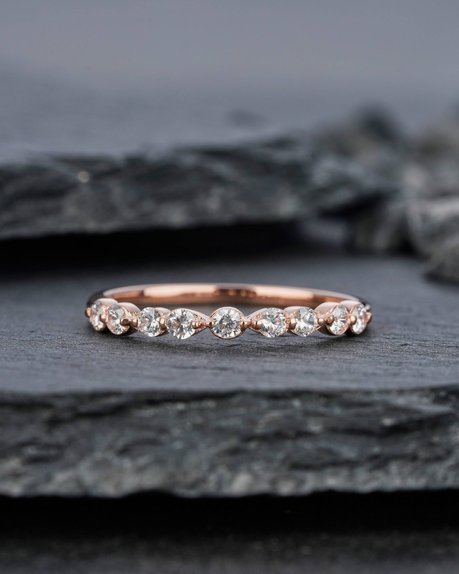 Vintage Moissanite Ehering, Stapelbar Halb Eternity Art Deco Verlobungsring, Jahrestag Versprechen Ring, Rose Gold Matching Band von ShainGem