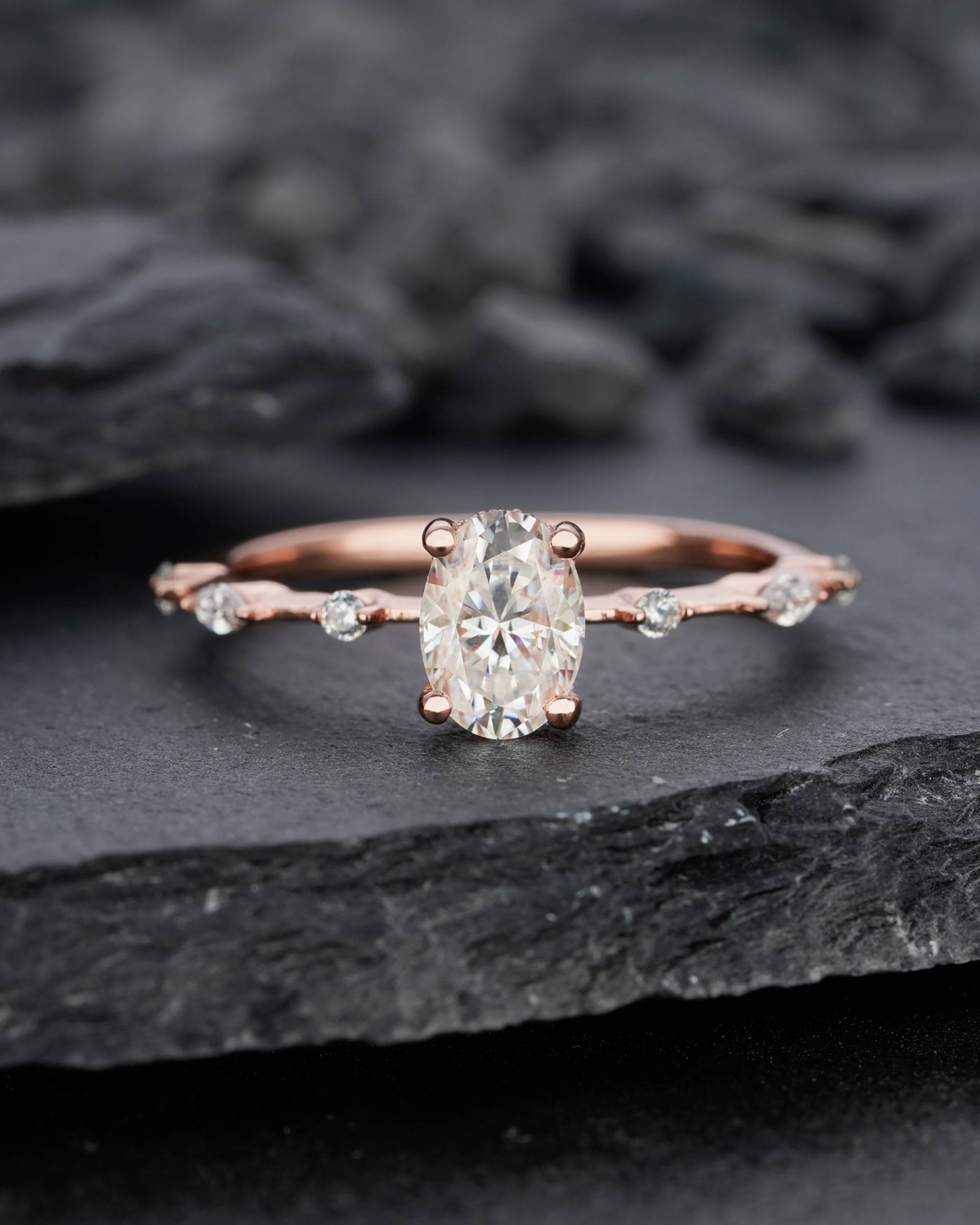 Vintage Oval Moissanite Verlobungsring, 14K Rose Gold Versteckte Halo Ehering, Einzigartiger Farbloser Versprechen Ring Für Sie von ShainGem