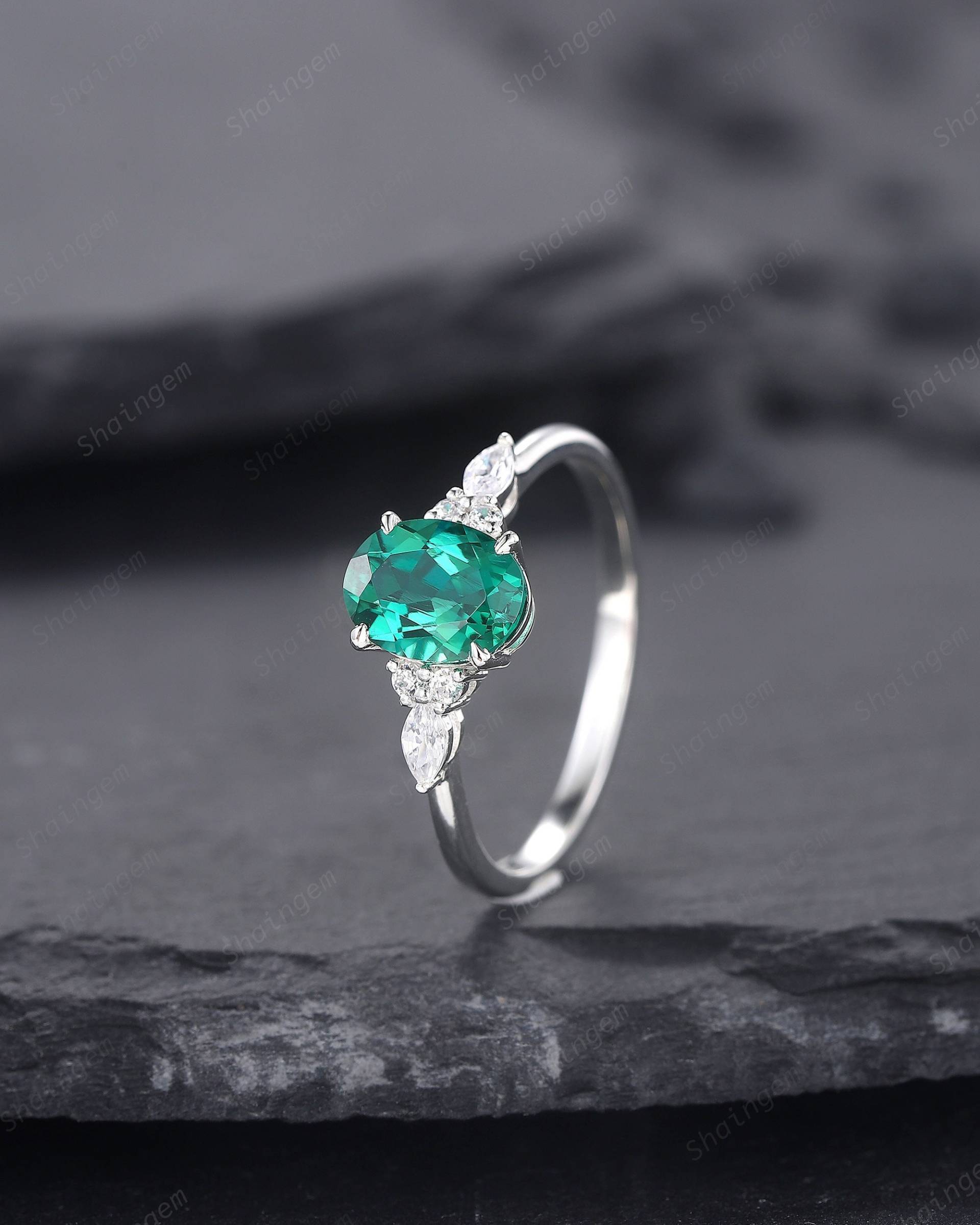 Vintage Ovale Form Smaragd Verlobungsring, Und Moissanite Ehering, 14K Weißgold Mai Birthstone Jahrestag Versprechen Ring Geschenk von ShainGem