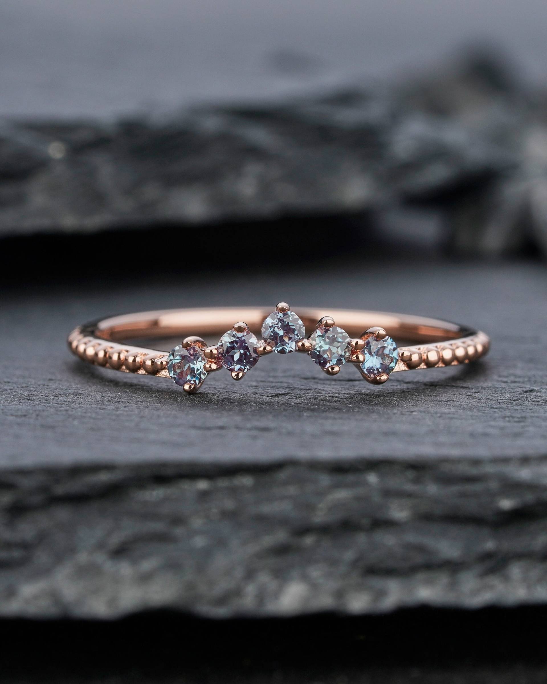 Zierliche Milgrain V Form Alexandrit Ehering, Stapelbar Gebogenes Band, Verlobungsjubiläum Versprechen Ring Vintage Rose Gold Matching Band von ShainGem