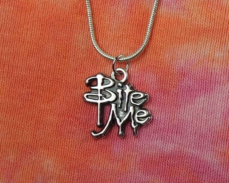 Bitte Beißen Sie Mich Anhänger Halskette Oder Ohrringe, Kurze Lange Kette Statement Nachricht Spruch Urban Slang Vampir Halloween Kostüm Schmuck von ShaktiAndShivaDesign