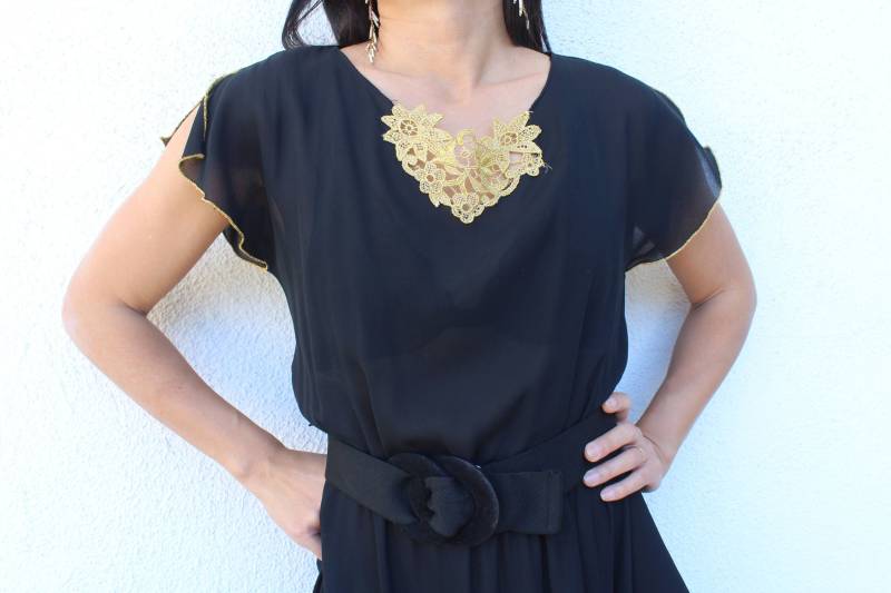 70Er/80Er Jahre Disco Partykleid // Vintage Kleid in Schwarz & Gold Goldbesatz Mit Rüschen Und Goldenem Blumendetail Größe Sm von ShalimarVintage