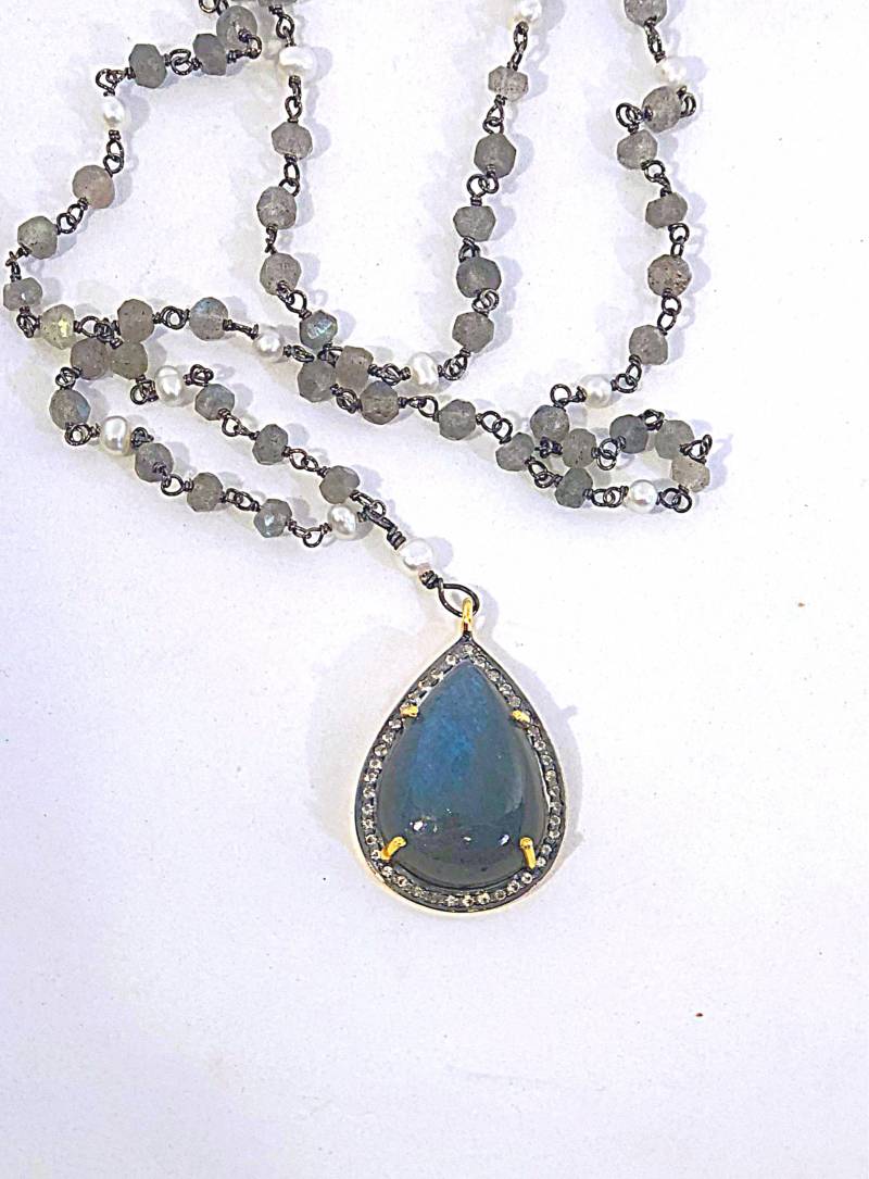 Blau Labradorit Birne Halskette Pave Weiß Saphir Lünette Auf Hand Verdrahtet Perle & Kette, Cabachon Teardrop Labradorit-Halskette von ShalomJewelry