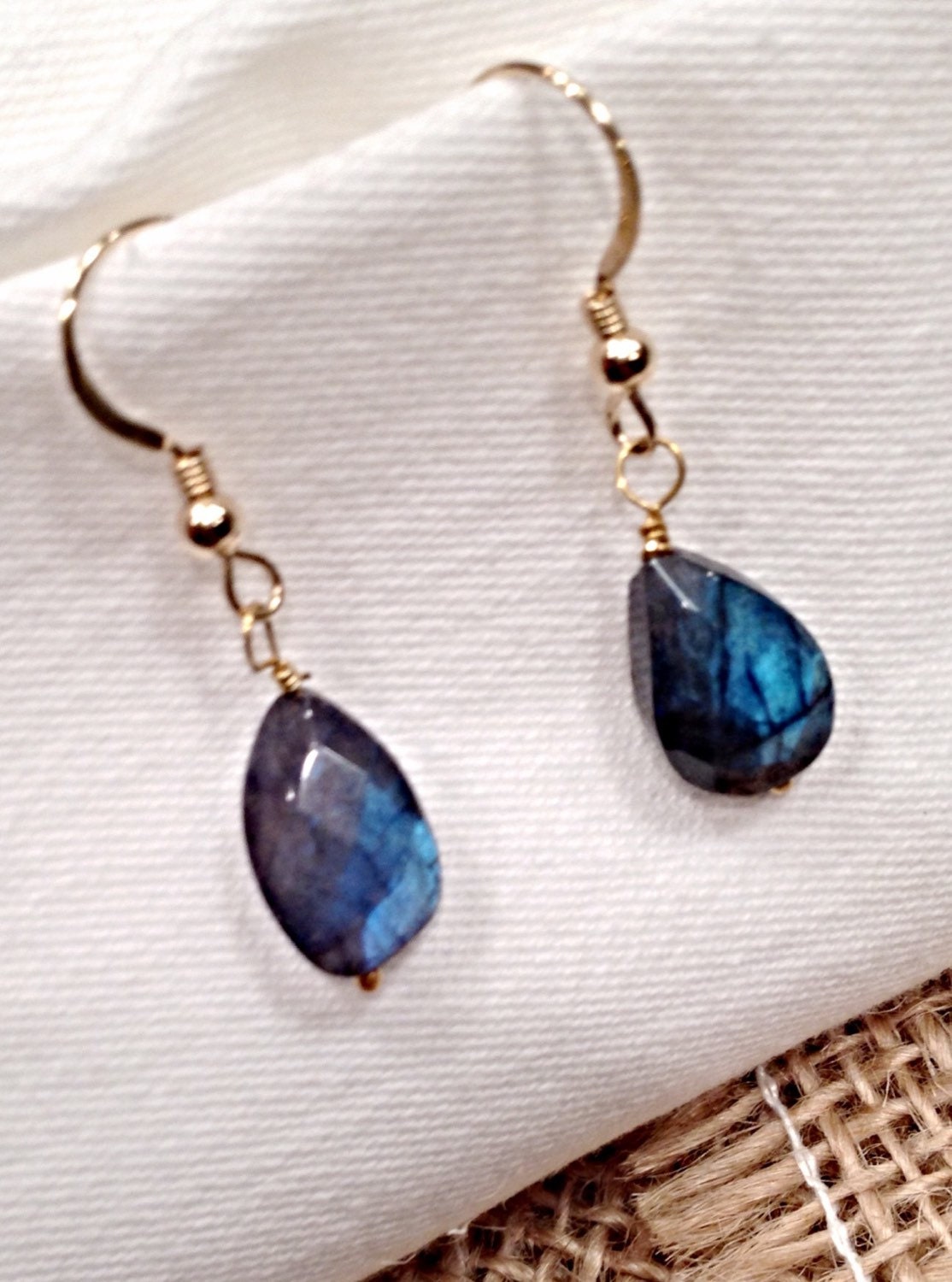 Blauer Labradorit Birnenform Ohrring, Blauer Baumelt, Braut Brautjungfer Spektrolith Kleiner Ohrring von ShalomJewelry