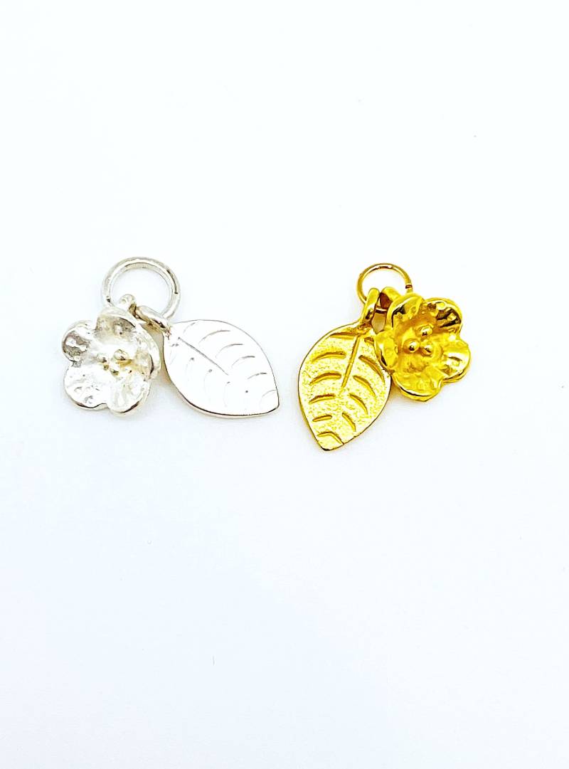 Blumen Und Blatt Hoop Charme, Austauschbare Charms in Gold Oder Silber, Blume Ohrring Silber Charme von ShalomJewelry