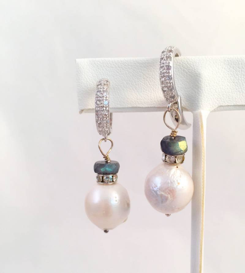 Braut Weiße Barockperlen Auf Pave Sterling Huggie, Perle Cz Huggie Mit Blauem Labradorit, Brautohrring von ShalomJewelry