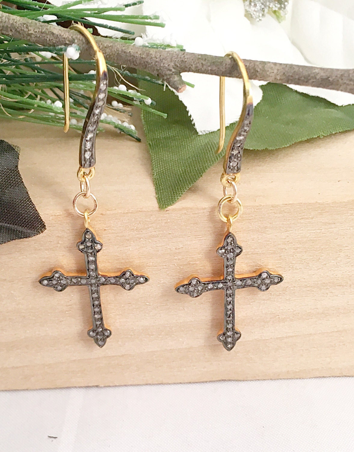 Diamant Kreuz Ohrring Baumelt An Haken, One Inch Ohrringe, Pave Ohrring, Gold Schwarz von ShalomJewelry