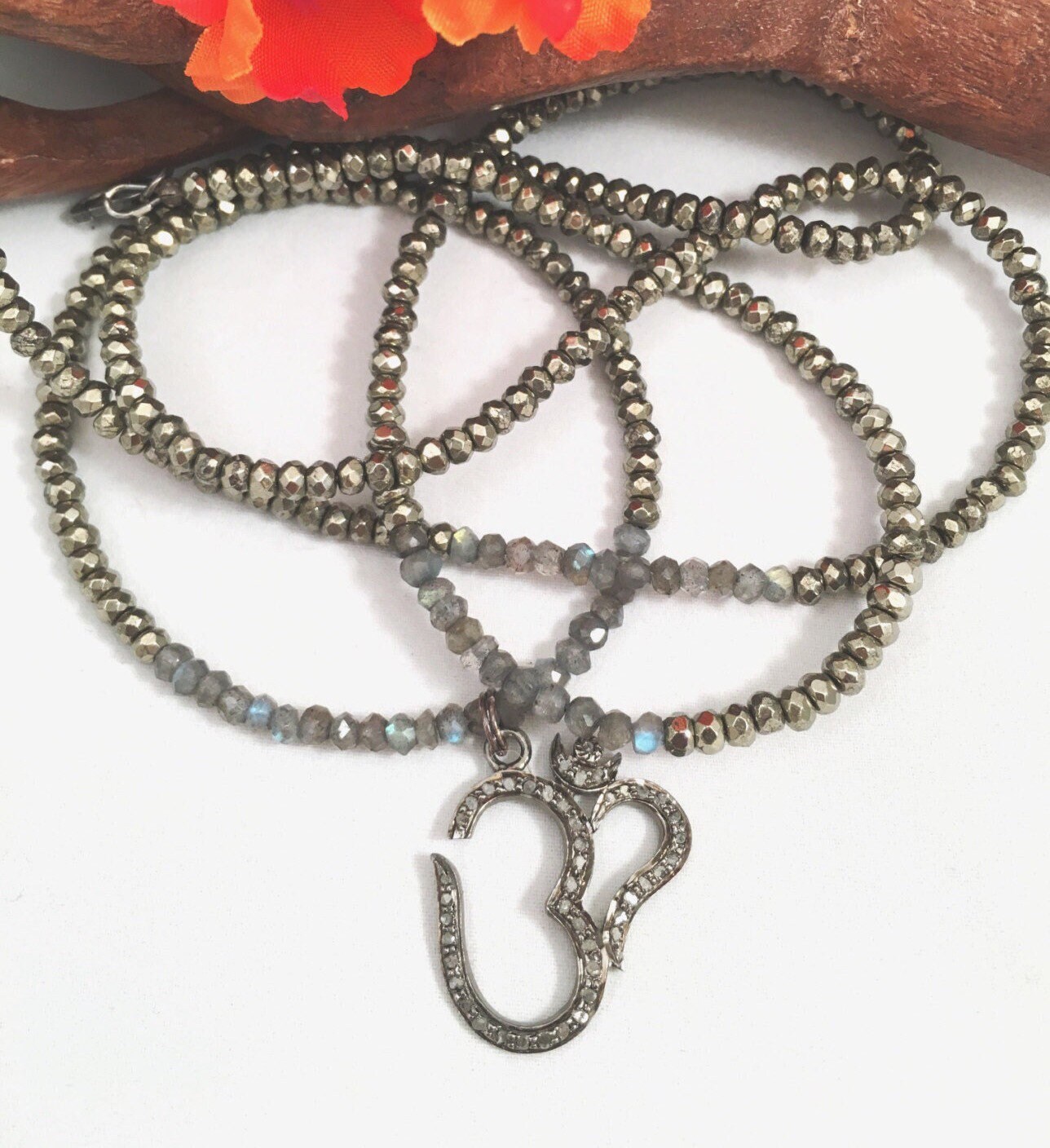 Diamant-Om Auf Pyrit Labradorit-Halskette, Lange Pyrit-Halskette, 35 Zoll Diamant-Om-Anhänger-Halskette, Diamant-Om-Halskette von ShalomJewelry