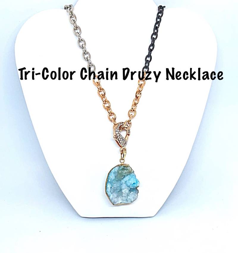 Dreifarbige Kette Mit Aqua Druzy Anhänger, Lange Halskette, Triple Gold Kette, Layering Halskette von ShalomJewelry