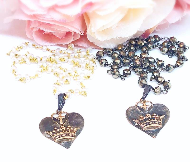 Einzigartige Kreuz & Krone Auf Herz Anhänger Halskette Aus Hand Verdrahteten Perlen Oder Pyrit, Viktorianisch Inspiriertes Und Rosenkranz von ShalomJewelry