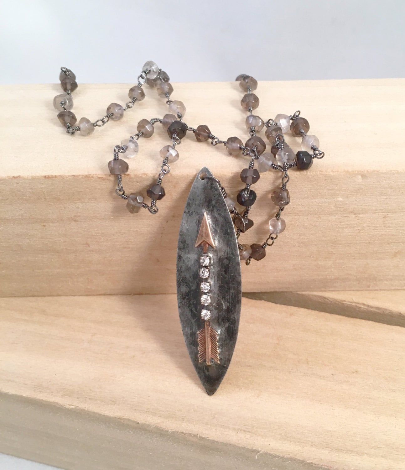 Einzigartige Pfeil Cz Dog Tag Halskette Hand Verdrahtete Kette, Two Tone Halskette von ShalomJewelry