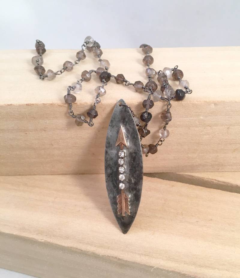 Einzigartige Pfeil Cz Dog Tag Halskette Hand Verdrahtete Kette, Two Tone Halskette von ShalomJewelry