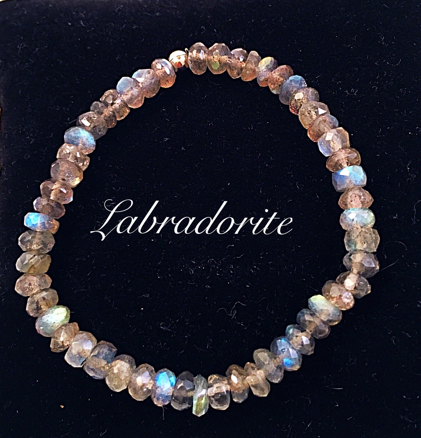 Facettierter Labradorit Stretch Armband, Layering Dezember Birthstone Armband von ShalomJewelry