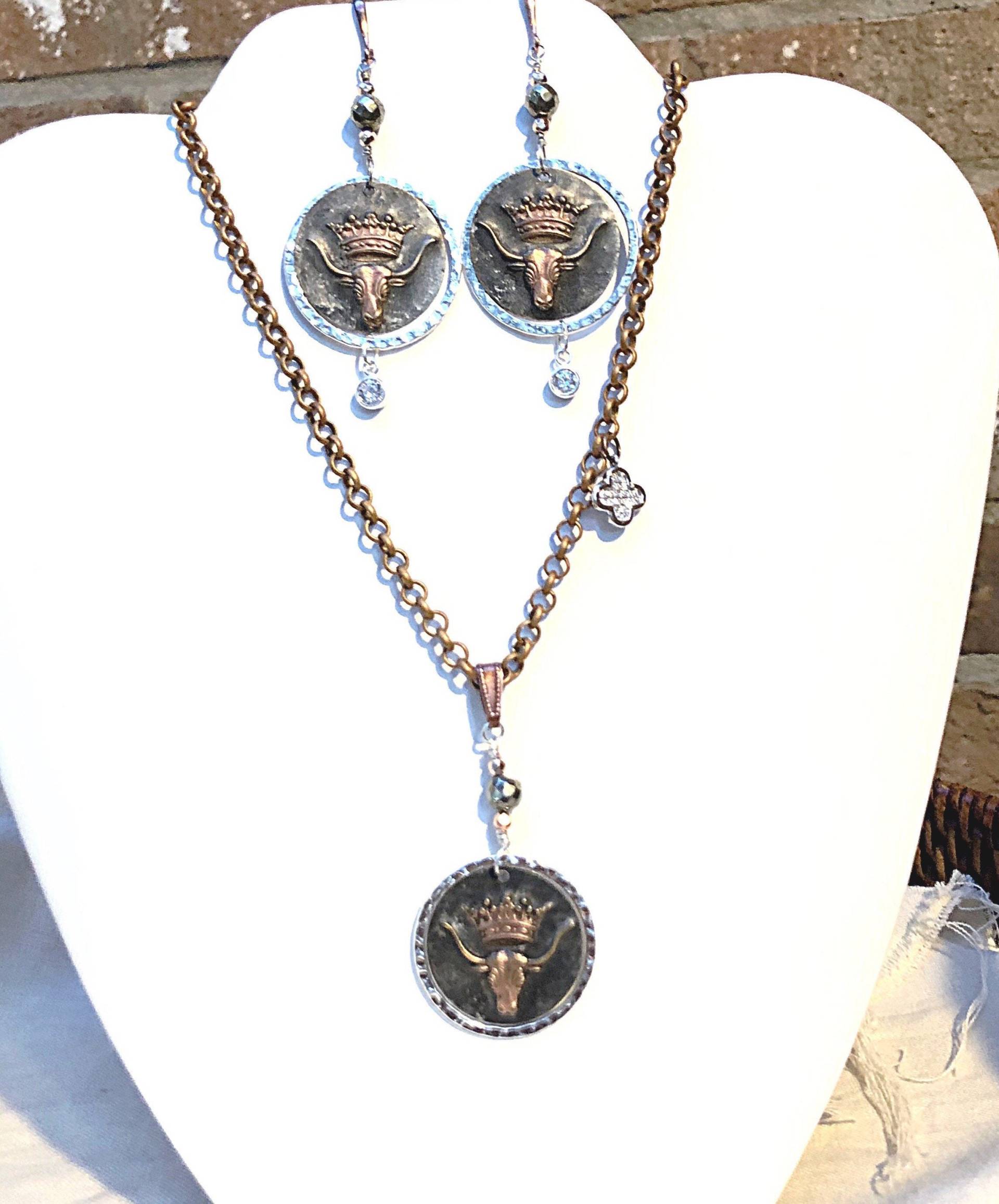 Gekrönte Longhorn Metall Cz Ohrringe Mit Natürlichem Und Rosen Pyrit, Ohrringe, Ut Game Day Lady Steer von ShalomJewelry