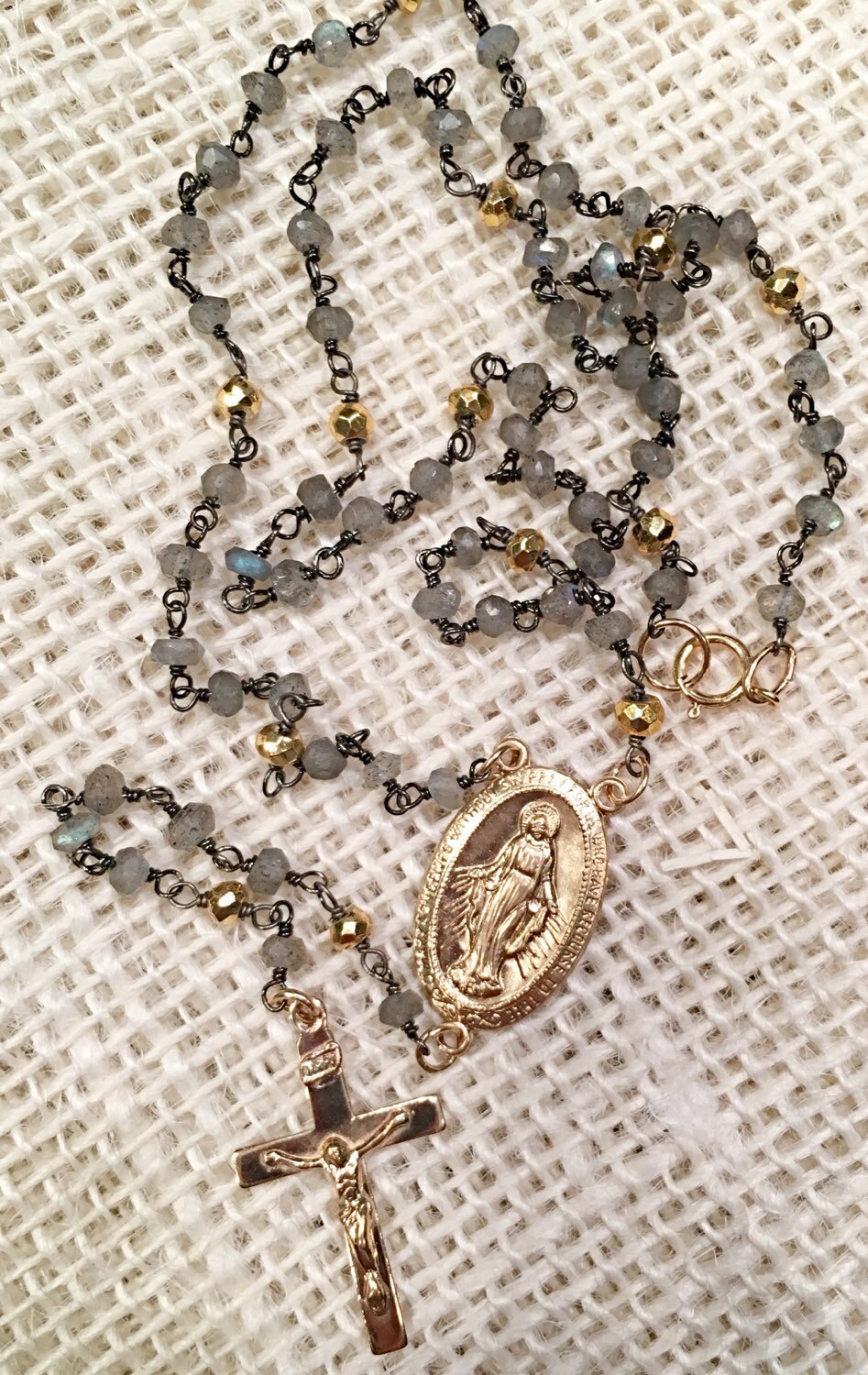 Gold Kruzifix Rosenkranz An Hand Verdrahtet Labradorit Und Pyrit Halskette von ShalomJewelry