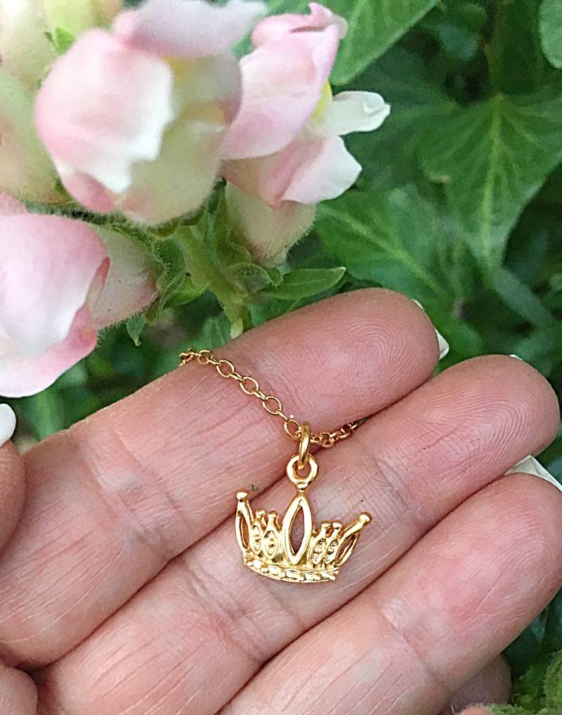 Gold Prinzessin Oder Königin Krone Halskette, Zierliche Goldkrone Kinderkrone Halskette von ShalomJewelry