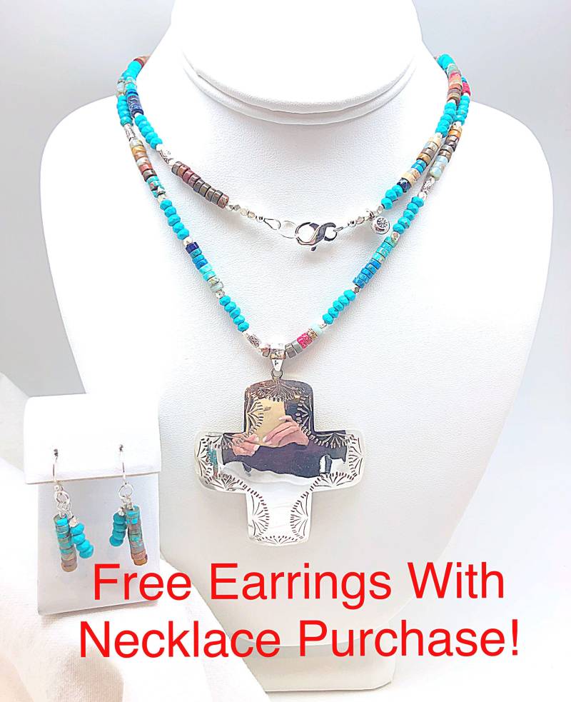 Großes Vintage Graviertes Kreuz Auf Türkis Handgemachte Perlenhalskette, Sterling Halskette, Großes Statement Halskette 36 Zoll Lang von ShalomJewelry