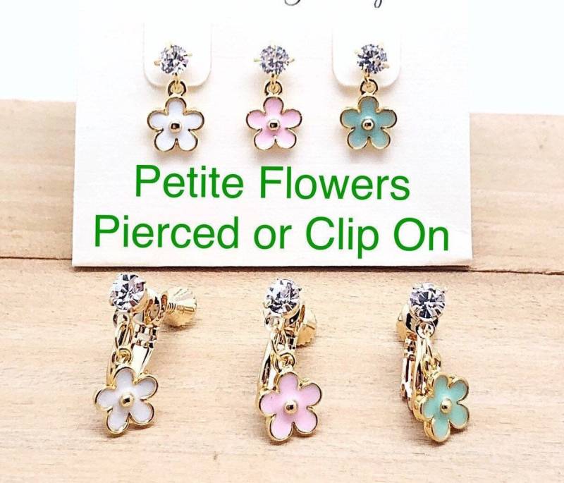 Kinder Pastell Blumen Ohrring Gold Cz Stud Oder Clip On, Mädchen Blume On Ohrringe, Child's Flower Dangles, Pastel Necklace von ShalomJewelry
