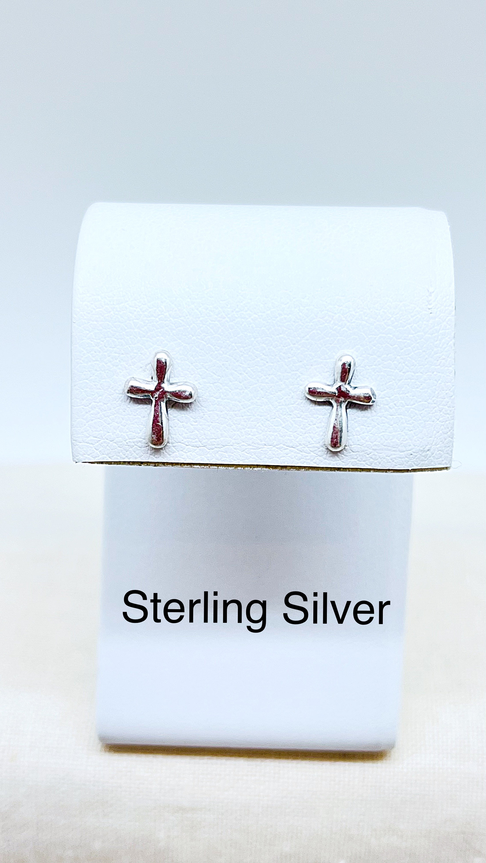 Kleine Designer-Stil Sterling Kreuz Ohrstecker, Brautjungfer 10mm Silber 3D Ohrstecker von ShalomJewelry