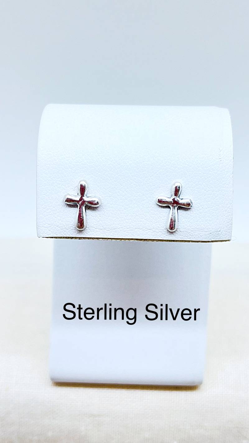 Kleine Designer-Stil Sterling Kreuz Ohrstecker, Brautjungfer 10mm Silber 3D Ohrstecker von ShalomJewelry