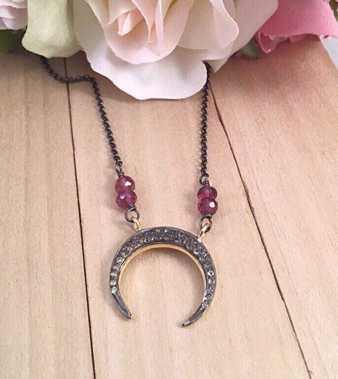 Kleine Halbmond Halskette, Schwarzer Spinell Halbmond, Halskette Aus Rhodolith Granat Schwarz von ShalomJewelry