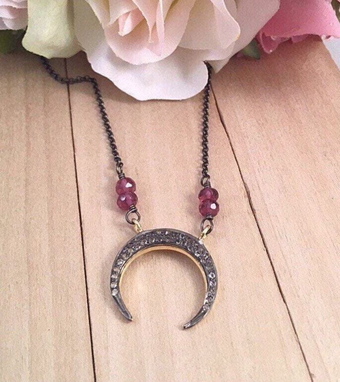 Kleine Halbmond Halskette, Schwarzer Spinell Halbmond, Halskette Aus Rhodolith Granat Schwarz von ShalomJewelry
