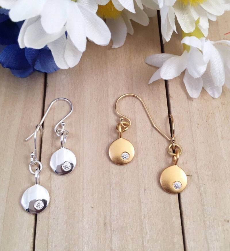 Kleine Sterling/Vermeil Disc Ohrring Mit Weißem Saphir Dot, Einfache Dangle Ohrring, Brautjungfer von ShalomJewelry