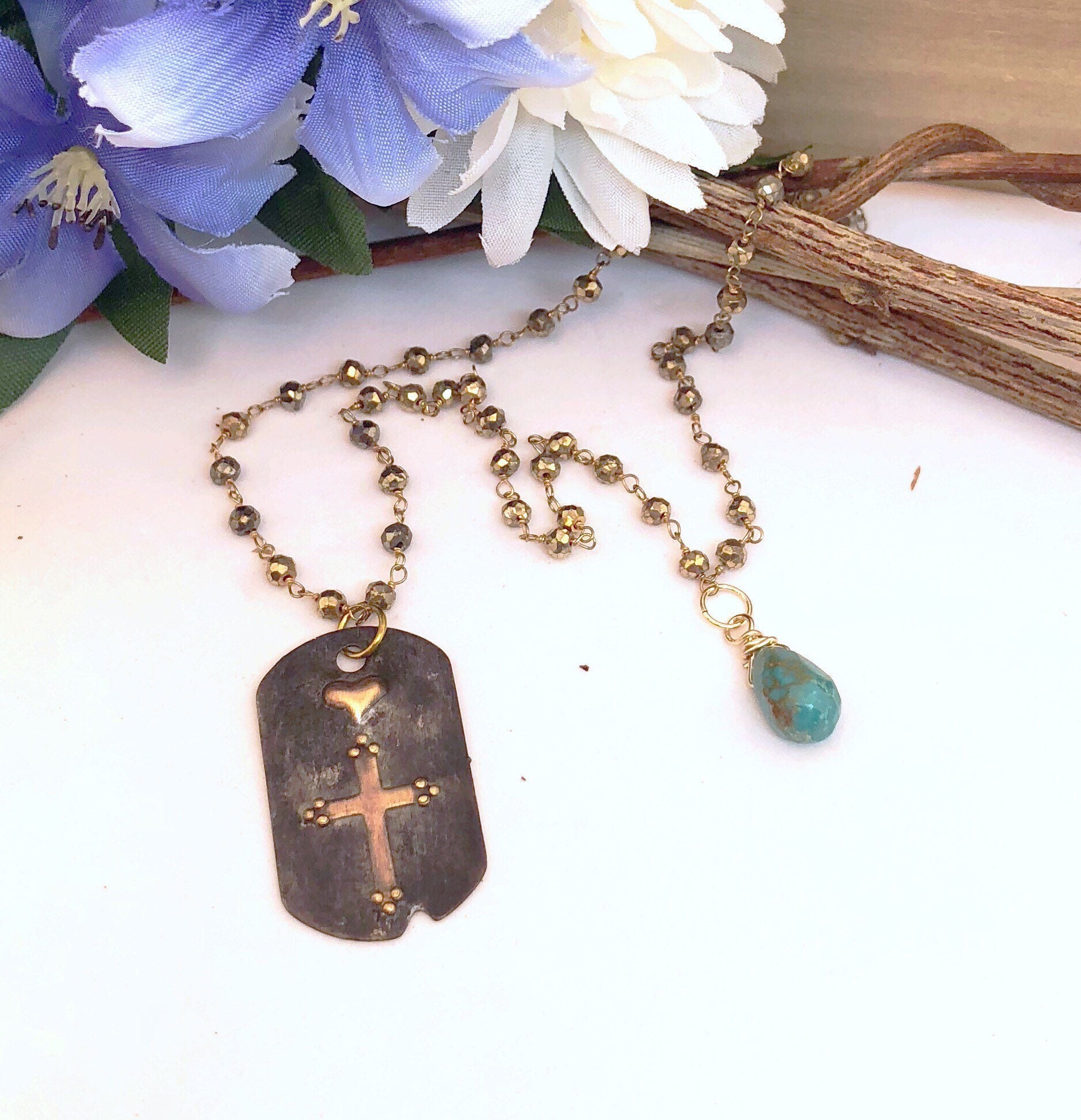 Kreuz Und Herz Türkis Dog Tag Halskette, Pyrit Hand Verdrahtet Halskette Mit Anhänger, Religiöser Schmuck von ShalomJewelry