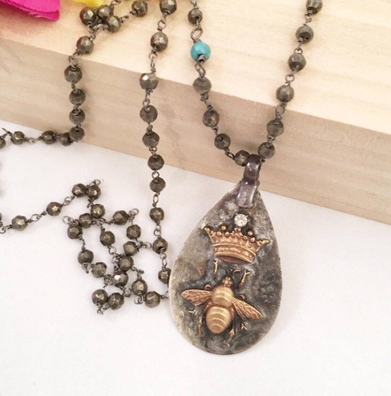 Krone Und Biene Dog Tag An Natürlicher Pyrit Handverdrahtete Kette, Bumble Bee Metall Halskette, Queen Halskette von ShalomJewelry