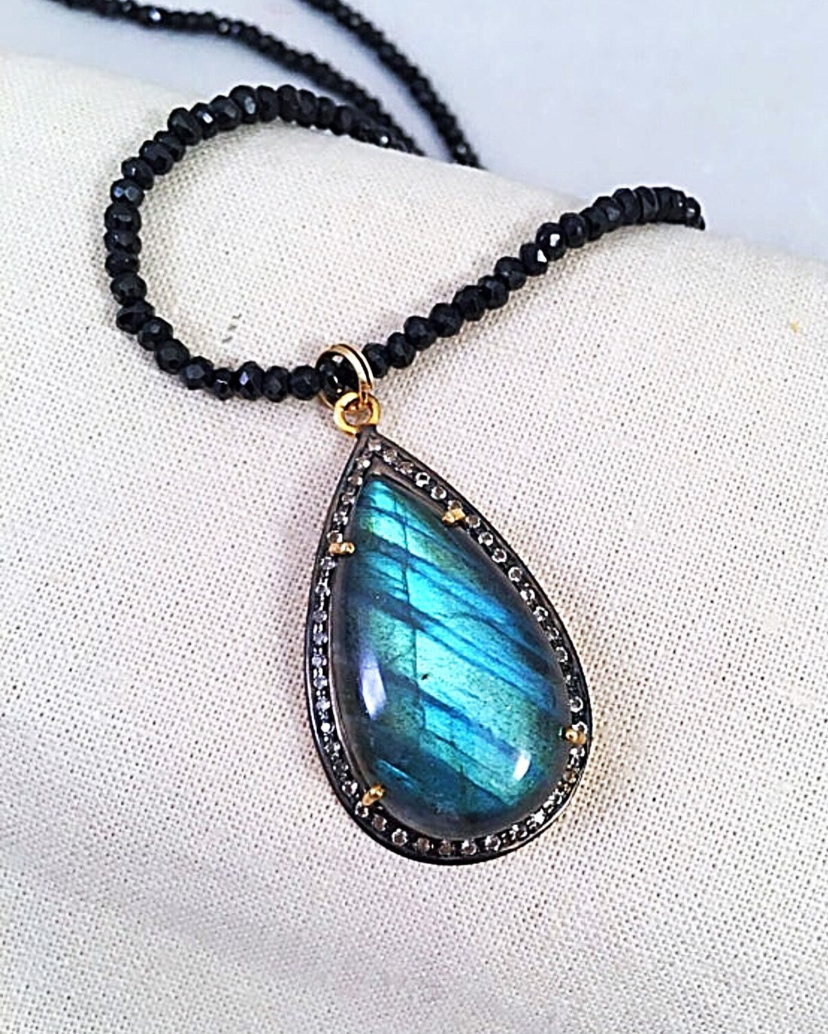 Labradorit Birne Halskette Auf Schwarz Spinell Kette, Cabochon Spinell, Wunderschöne von ShalomJewelry