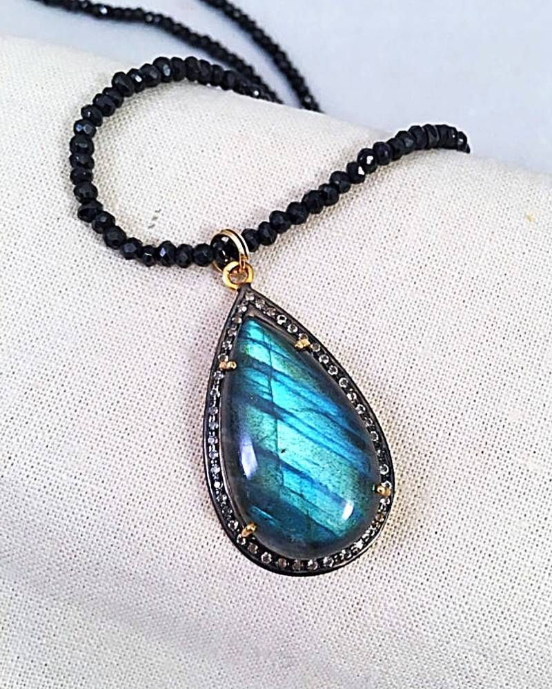 Labradorit Birne Halskette Auf Schwarz Spinell Kette, Cabochon Spinell, Wunderschöne von ShalomJewelry