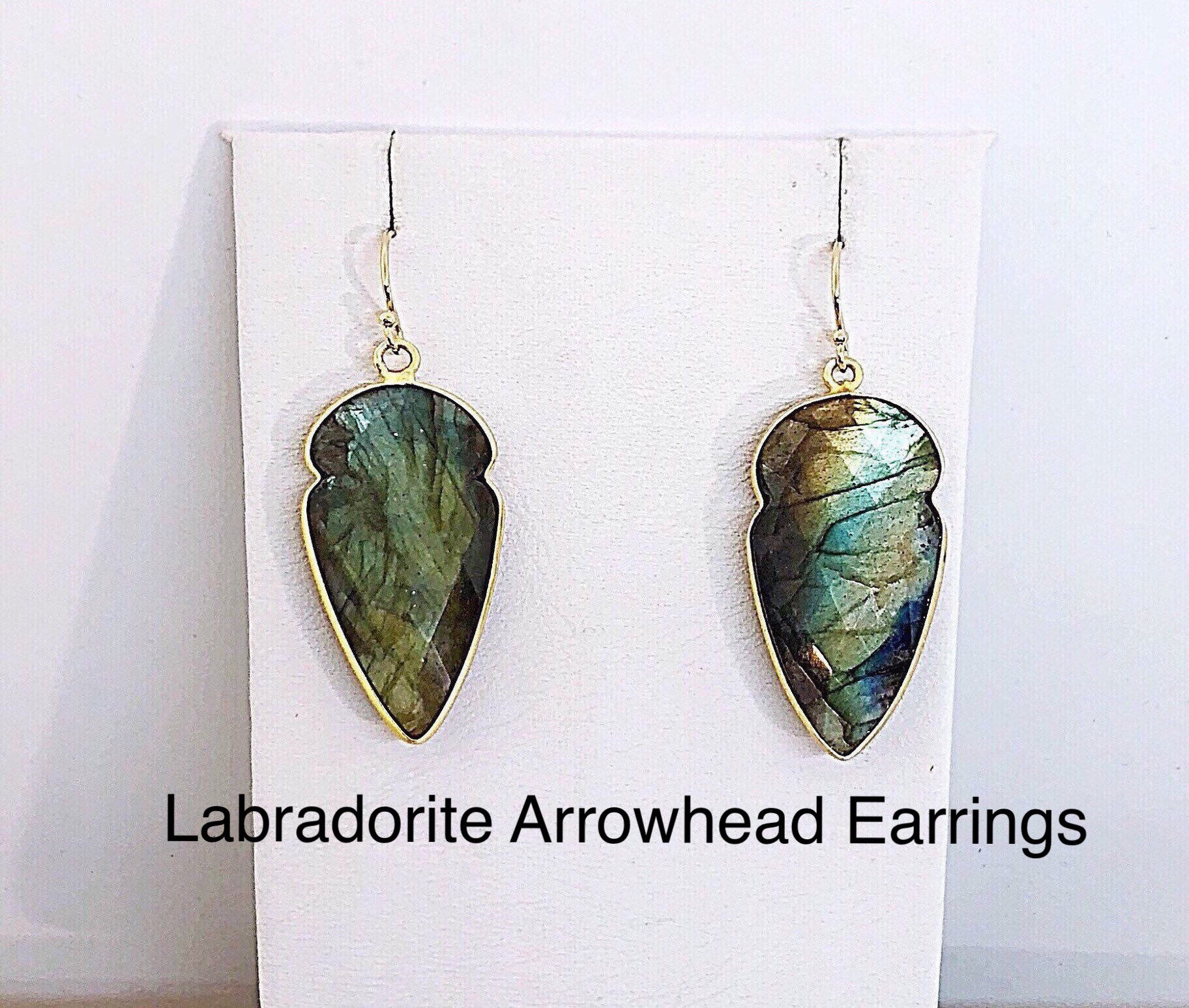 Labradorit Facettierte Gold Pfeilspitzen Ohrringe, Grünlich Blaue Dreieckige Ohrringe von ShalomJewelry
