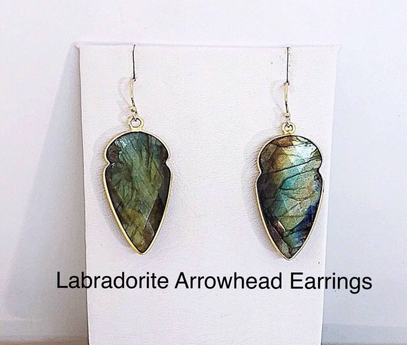 Labradorit Facettierte Gold Pfeilspitzen Ohrringe, Grünlich Blaue Dreieckige Ohrringe von ShalomJewelry