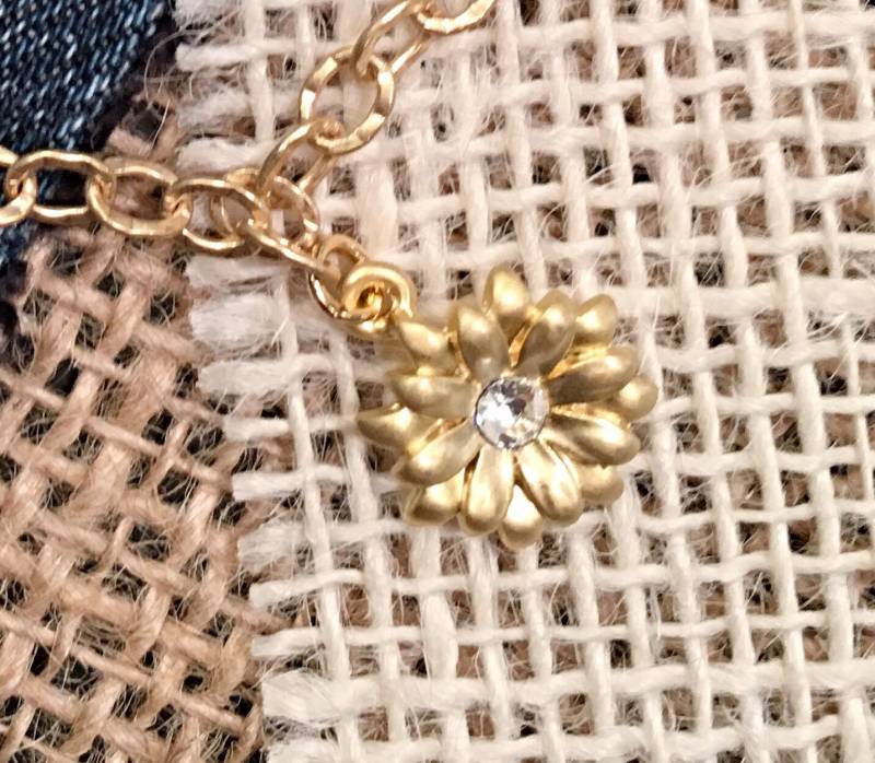 Matte Cz Gold Blumenhalskette, Zierliche Mädchen Sonnenblumenhalskette, Goldblumenhalskette, Kinderblumenhalskette von ShalomJewelry