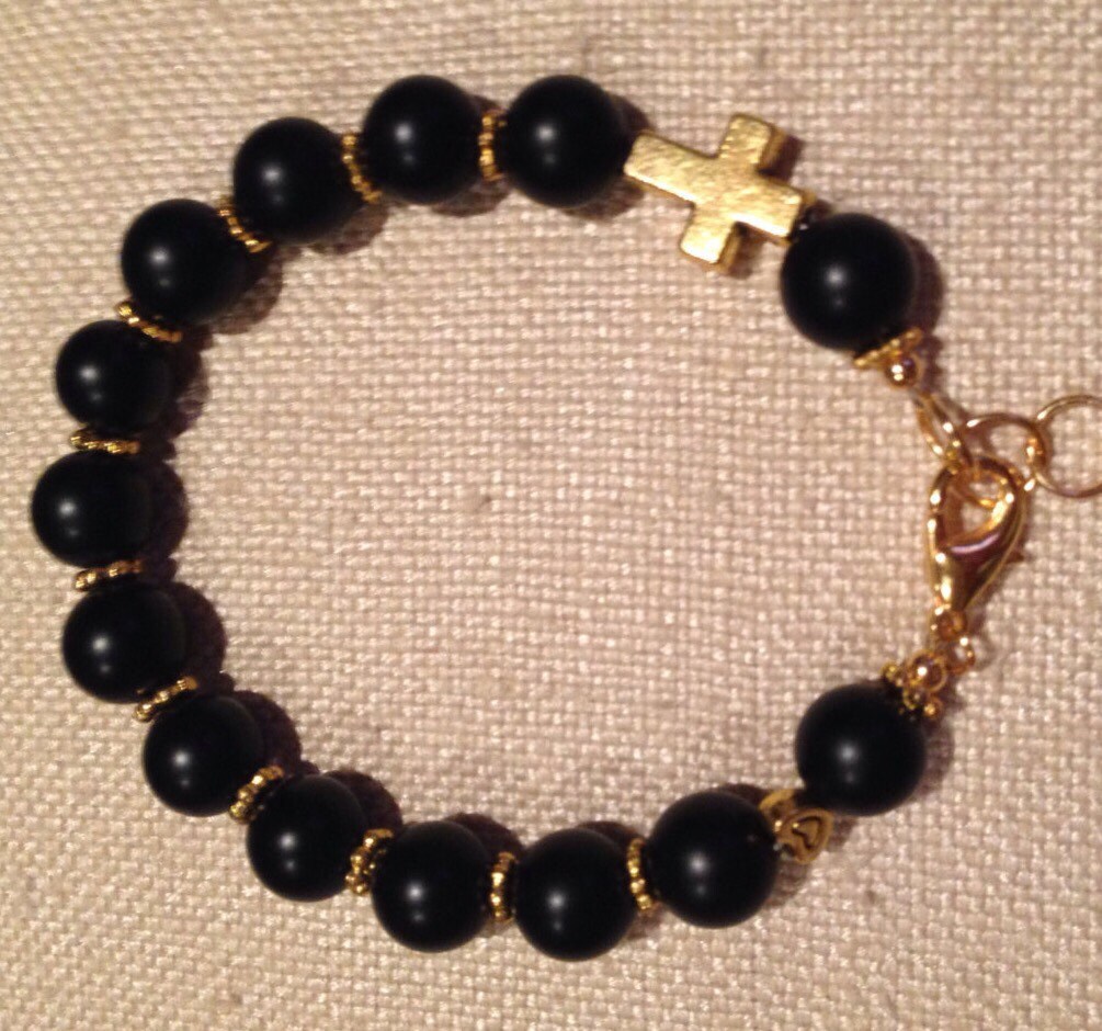 Onyx Seitlich Gold Kreuz Armband, Matte Armband Mit Kreuz, Black Cross von ShalomJewelry