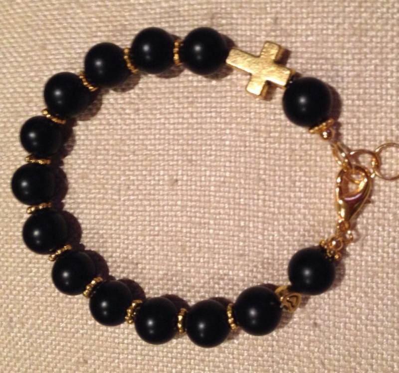 Onyx Seitlich Gold Kreuz Armband, Matte Armband Mit Kreuz, Black Cross von ShalomJewelry