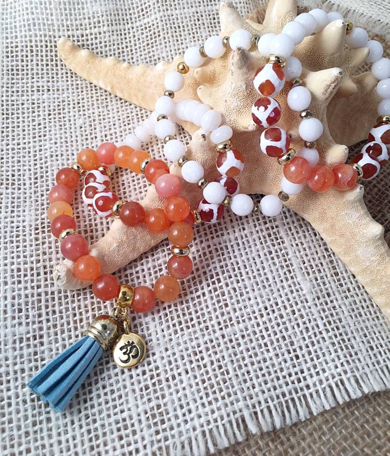 Orange Chalcedon Om Stretch Armband Mit Wildleder Quaste, Armbänder, Weiße Jade Matched Layering von ShalomJewelry