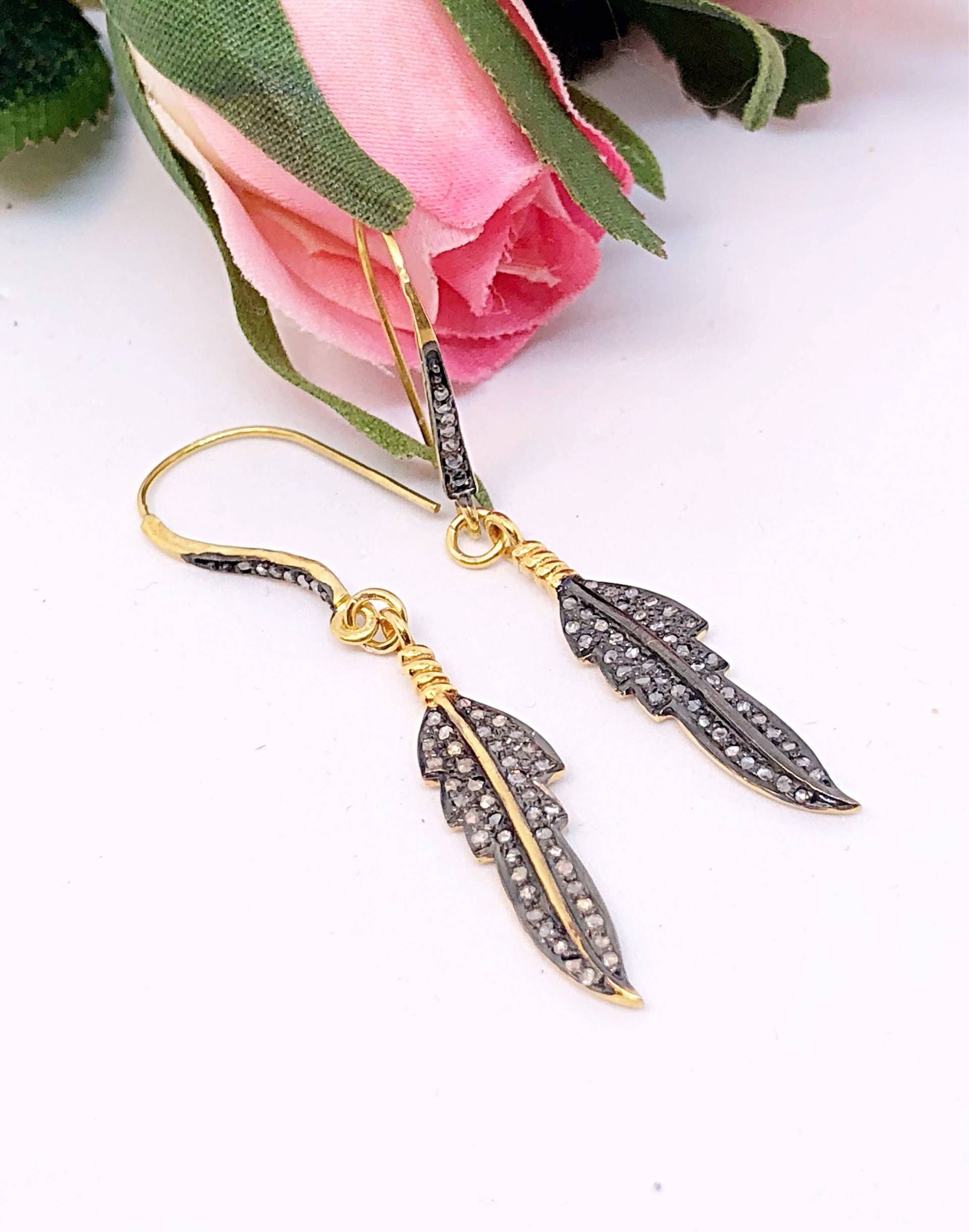 Pave Diamant Feder Ohrring Baumelt, Sterling & Gold Ohrringe, Atemberaubende Ohrringe von ShalomJewelry