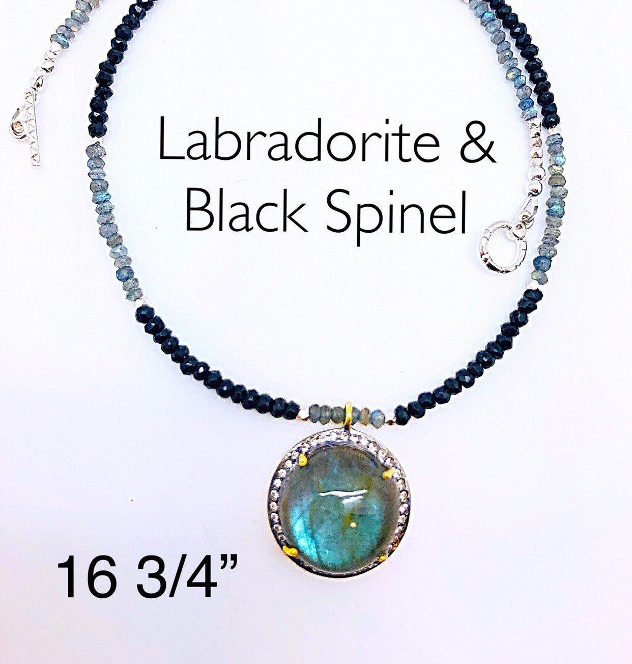 Pave Labradorit Cabachon Runde Halskette Mit Weißen Saphiren, Rund Cabochon Auf Schwarz Spinell Halskette, Blau/Grün von ShalomJewelry