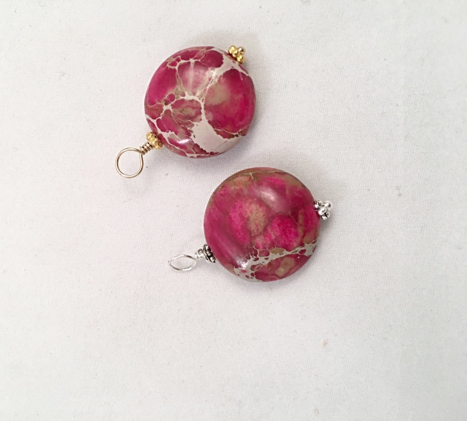 Rosa Jaspis Diskette Ohrringe, Hot Pink Austauschbare Charme, Hoop Charme Baumelt, Ohrdraht Veränderbare Ohrring-Charme, Halsketten-Charme von ShalomJewelry