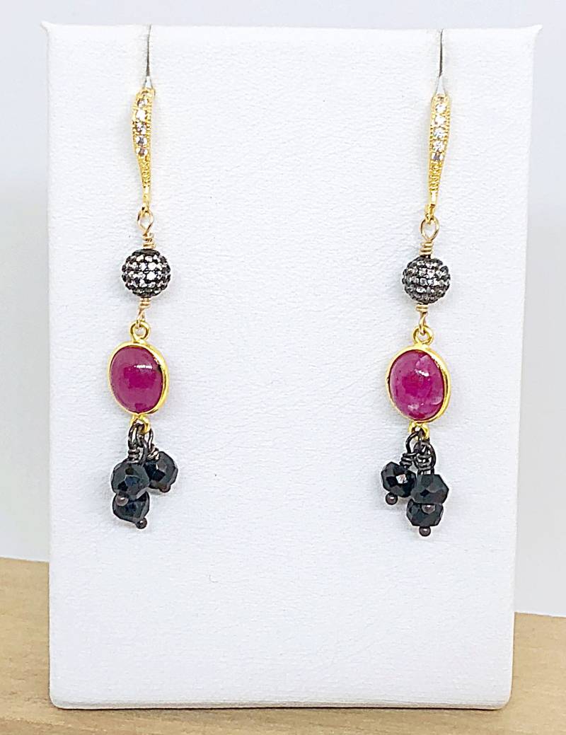 Rubin Cabochon Und Schwarzer Spinell Cz Baumeln Gold Ohrringe, & Schwarz Lange Baumeln Juli Geburtsstein Ohrring von ShalomJewelry