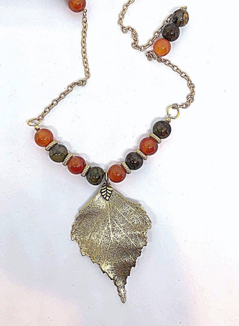 Sale Lange Antike Gold Blatt Halskette Aus Karneol Und Feuer Achat Quarz Auf Kette, Großes Halskette von ShalomJewelry