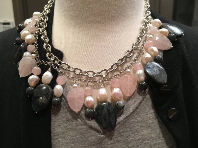 Sale Pinke Bib Halskette Aus Rosenquarz, Barock Und Zuchtperlen, Pink & Charcoal Statement Mit Ohrringen, Ooak von ShalomJewelry